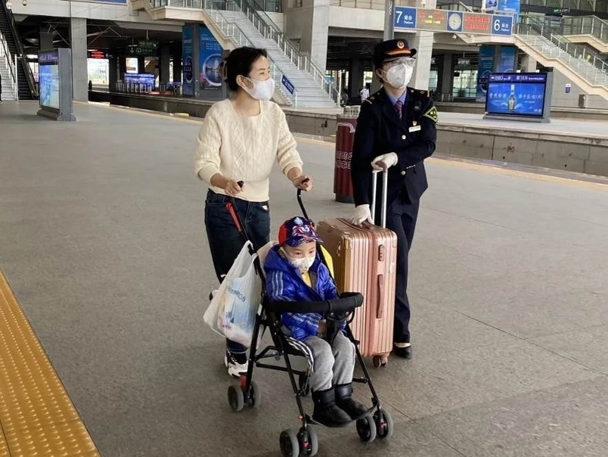 鄭海珠在站臺上引導旅客乘車。南昌鐵路供圖