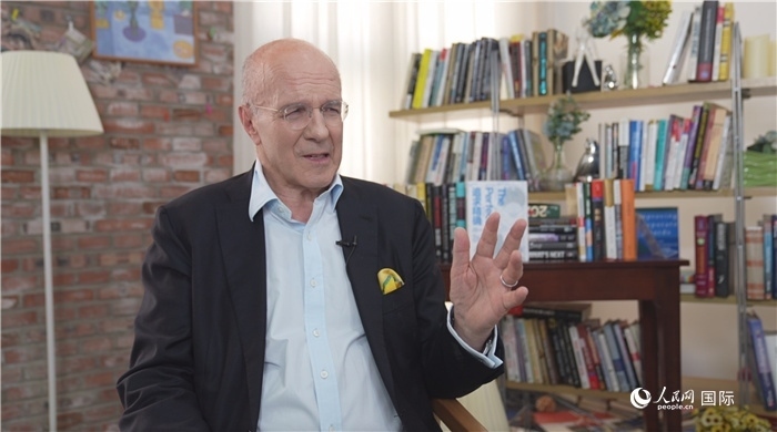 西蒙·溫切斯特接受人民網(wǎng)采訪。人民網(wǎng)記者 劉寧攝