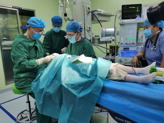 5歲的丹增貴吉正接受雙眼斜視矯正手術(shù)。人民網(wǎng)記者 李棟攝