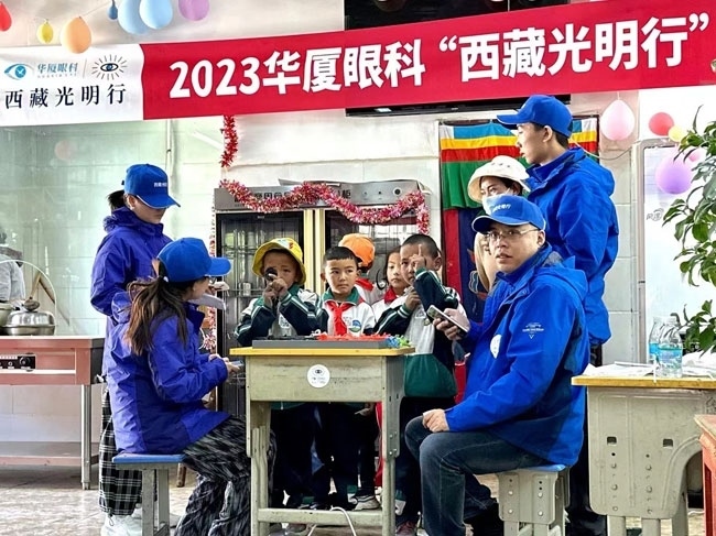 華廈眼科醫(yī)務(wù)人員對當?shù)厣倌陜和M行近視、弱視、斜視篩查。人民網(wǎng)記者 李棟攝