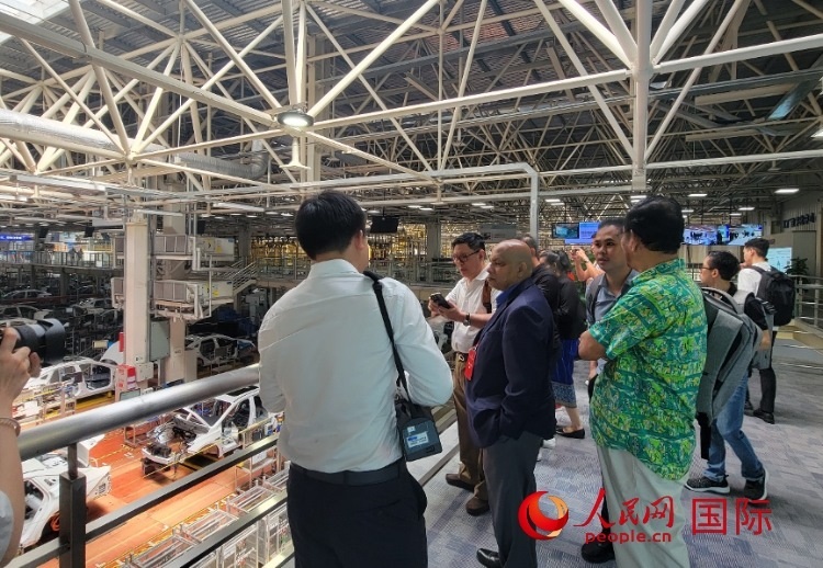 外媒記者在廣汽埃安車間參觀。人民網(wǎng) 寧玉瑛攝
