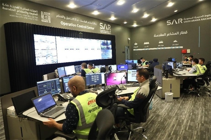 中外工作人員在控制室工作。中國鐵建供圖