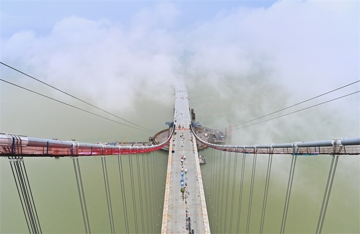 從270米高塔俯瞰深中通道伶仃洋大橋施工現(xiàn)場。（中交集團(tuán)供圖）