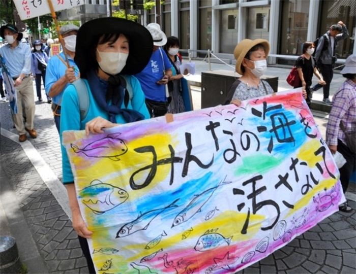 2023年6月20日，日本民眾在福島縣政府周圍舉行抗議活動，強烈反對核污水排海計劃，呼吁保護(hù)漁業(yè)資源。圖片來源：《朝日新聞》
