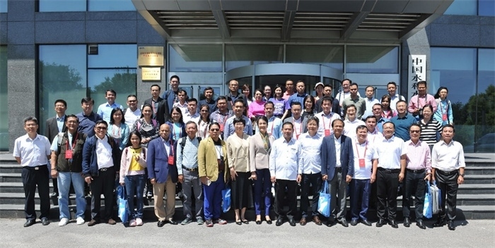 由瀾湄六國有關(guān)部門及主流媒體等組成的采訪團(tuán)與中方代表在瀾湄水資源合作中心門口合影。（瀾湄水資源合作中心供圖）