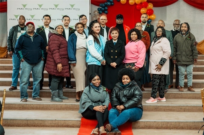 PMG礦業(yè)公司股東和管理團隊和演講嘉賓合影。（圖片來源：廣西大錳南非PMG礦業(yè)有限公司）