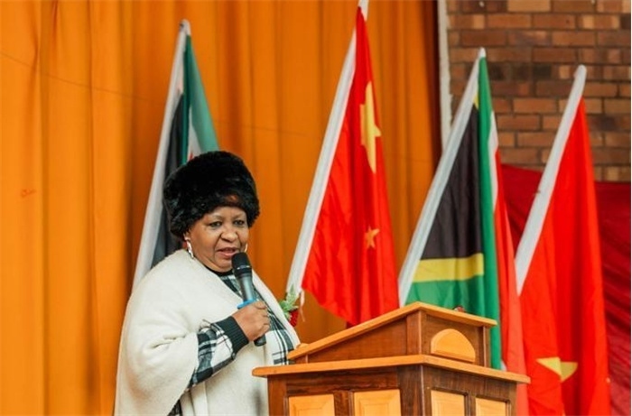 Magdeline Mokwena女士致辭。（圖片來源：廣西大錳南非PMG礦業(yè)有限公司）