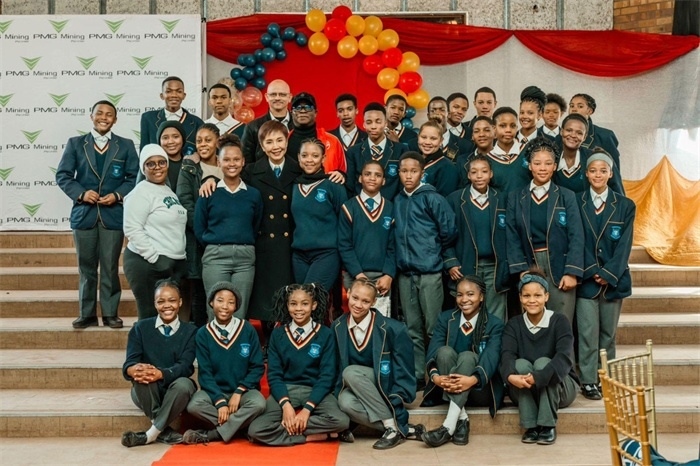 Blinkklip高中的學(xué)生們。（圖片來源：廣西大錳南非PMG礦業(yè)有限公司）