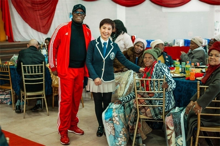 Micheal Mohala中將、黃琳與社區(qū)老人合影。（圖片來源：廣西大錳南非PMG礦業(yè)有限公司）