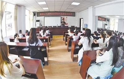  圖②：法院干警向參加活動(dòng)的學(xué)生和家長講解暑假安全教育知識(shí)。