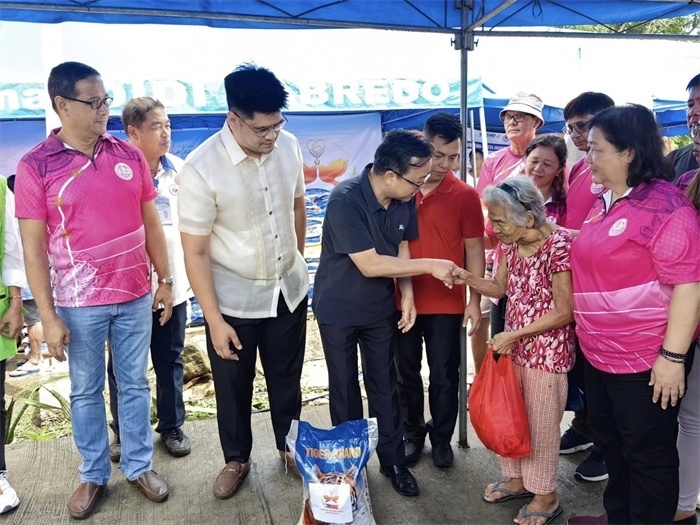 中國駐菲律賓大使館向部分馬榮火山受災家庭分發(fā)賑災物資。中國駐菲律賓大使館供圖