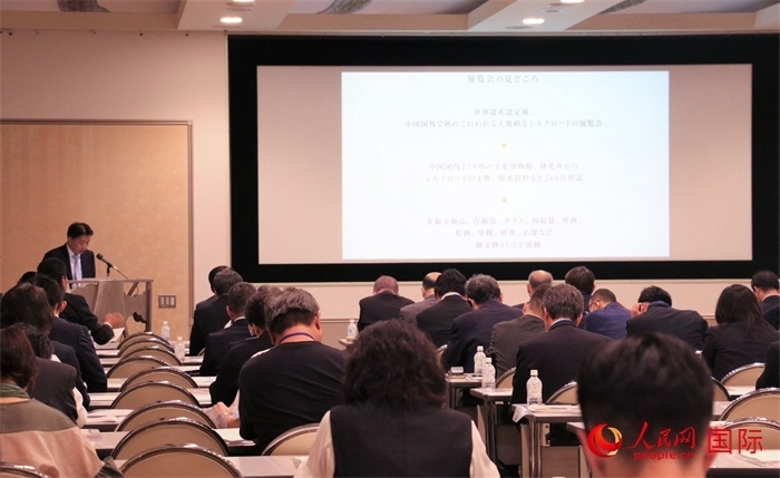 富士美術館文藝部長平野賢一介紹展覽內(nèi)容。（人民網(wǎng) 許可攝）