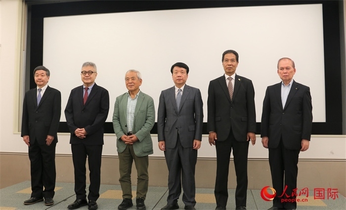 主辦方與嘉賓合影。（人民網(wǎng) 許可攝）