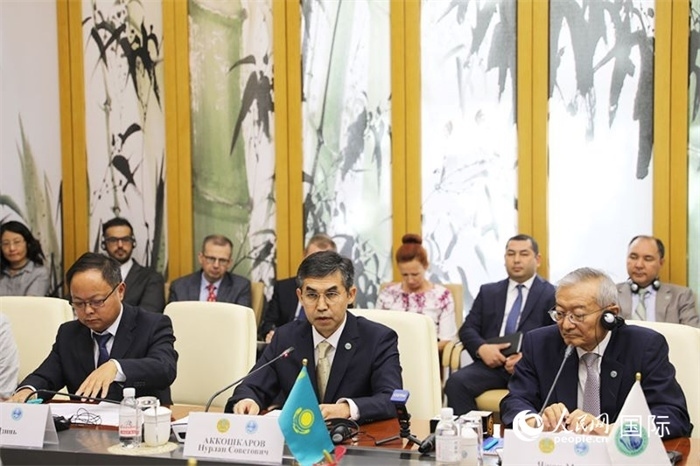 哈薩克斯坦常駐上合組織秘書(shū)處代表努爾蘭·阿科什卡羅夫介紹哈薩克斯坦接任輪值主席國(guó)后的優(yōu)先工作。人民網(wǎng) 俄布拉依攝