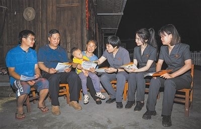 “法治屋場會”上，法院黨員志愿服務(wù)隊(duì)在給種植戶普及法律知識。