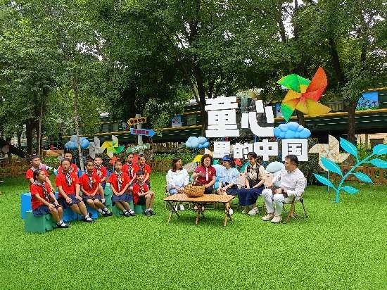 文縣東壩童聲合唱團(tuán)的孩子們?cè)谘胍暣箫L(fēng)車基地錄制節(jié)目。