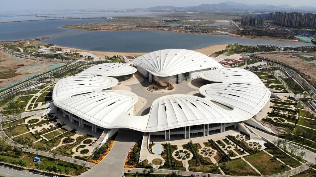 位于中國－上海合作組織地方經(jīng)貿(mào)合作示范區(qū)的青島·上合之珠國際博覽中心。新華社記者 李紫恒 攝