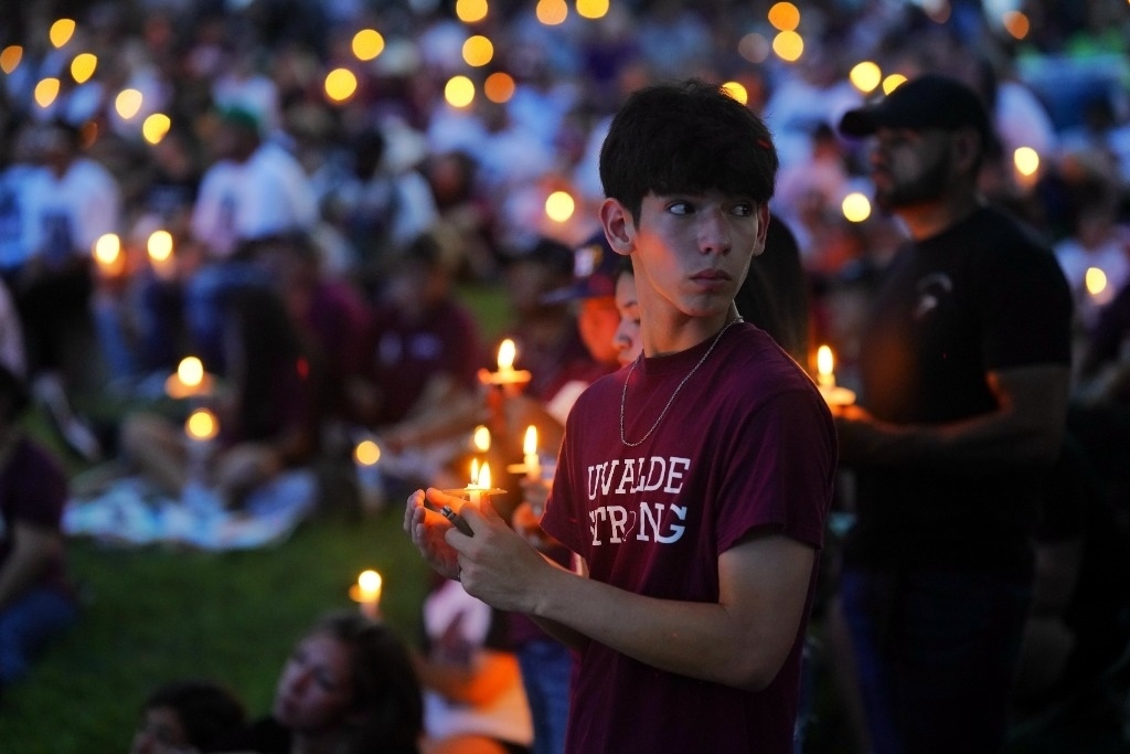5月24日，在美國得克薩斯州小城尤瓦爾迪，人們參加守夜儀式悼念校園槍擊遇害者。當(dāng)日是美國尤瓦爾迪大規(guī)模校園槍擊事件一周年。新華社記者吳曉凌攝