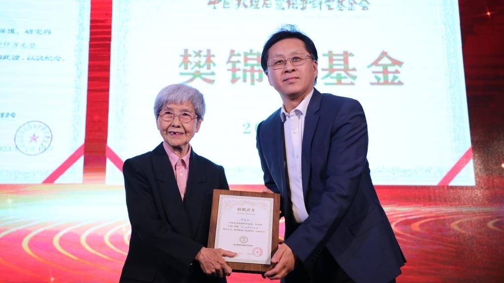 國家文物局黨組成員、副局長解冰（右）為樊錦詩（左）頒發(fā)捐贈證書。新華社記者張睿 攝