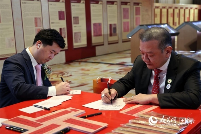 觀眾在展覽現(xiàn)場設(shè)置的體驗區(qū)手寫“批信”。人民網(wǎng)記者楊一攝