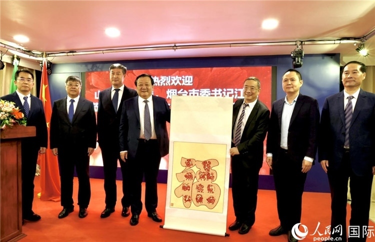 參加座談會(huì)的主要嘉賓合影留念。人民網(wǎng)記者宋亦然攝