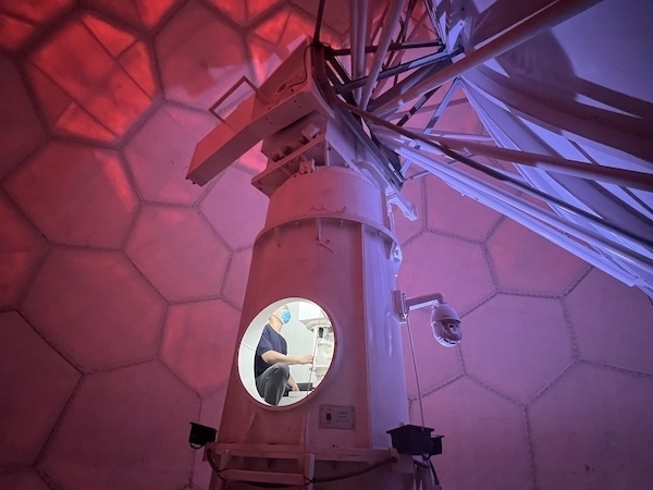 寧德國家天氣雷達(dá)站工作人員正在清洗雷達(dá)滑環(huán)。人民網(wǎng)高清揚(yáng)攝