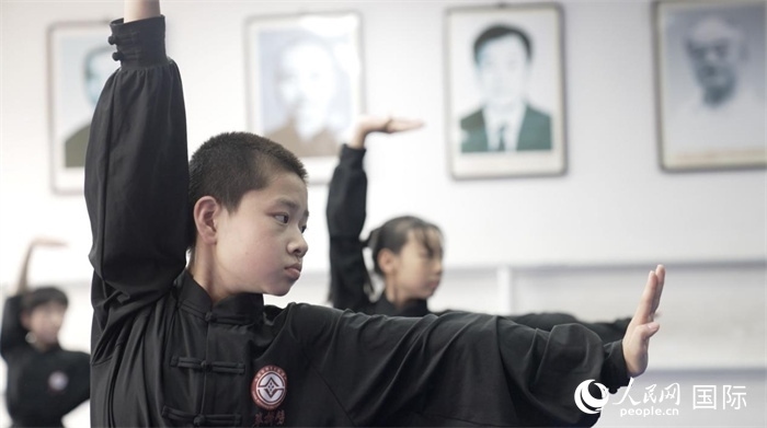 正在練習(xí)劈掛拳的武術(shù)學(xué)童。人民網(wǎng)記者 袁蒙攝