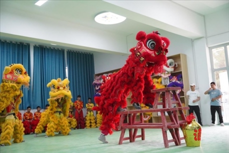 開課儀式現(xiàn)場，疏附縣第一中學(xué)舞獅隊的醒獅表演。