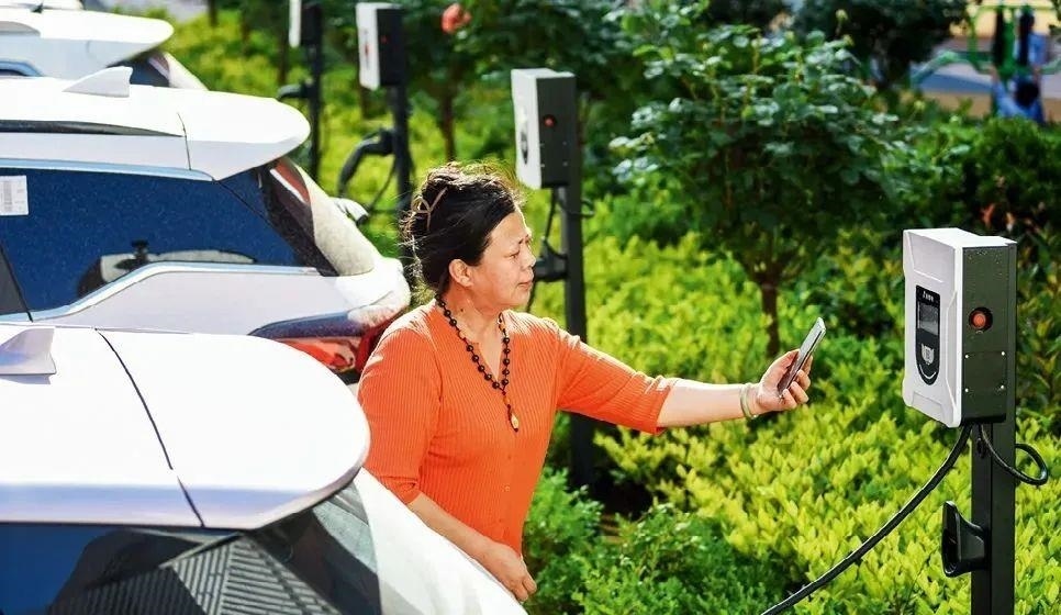 2023年5月24日，山東省膠州市新立街小區(qū)內(nèi)一位居民使用電動(dòng)汽車充電樁掃碼充電。該小區(qū)加裝各類智慧設(shè)備，打造“智慧社區(qū)”，為居民生活帶來(lái)便利。