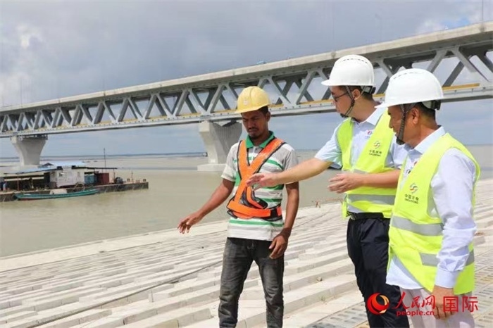 孟加拉國(guó)帕德瑪大橋河道整治工程北岸整治區(qū)域長(zhǎng)1.5千米，南岸長(zhǎng)11.5千米，是目前世界上規(guī)模最大的河道整治工程。人民網(wǎng)記者 孫廣勇攝