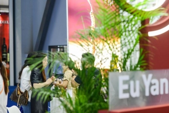 RCEP成員國企業(yè)亮相第三屆消博會。2023年4月12日，參觀者在新加坡企業(yè)余仁生的展臺了解產(chǎn)品。新華社記者王澤聰攝