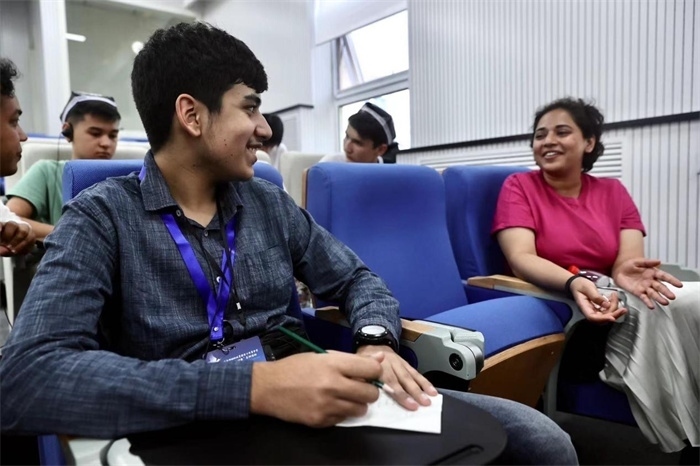 “上合小記者”在中國傳媒大學(xué)外語學(xué)院采訪留學(xué)生。中新社供圖