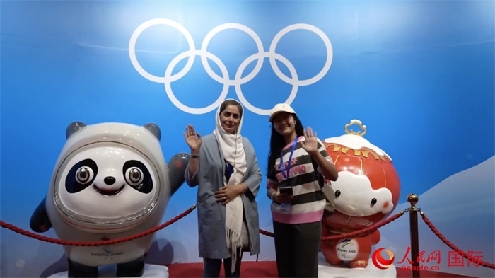 “上合小記者”與2022北京冬奧會吉祥物合影。實習(xí)生 方明軒攝
