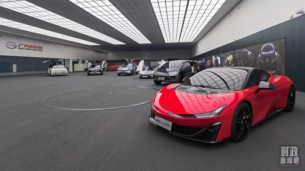 今年4月，習(xí)近平考察廣汽埃安新能源汽車(chē)股份有限公司，了解企業(yè)推動(dòng)制造業(yè)高端化、智能化、綠色化等情況。（總臺(tái)央視記者石丞拍攝）