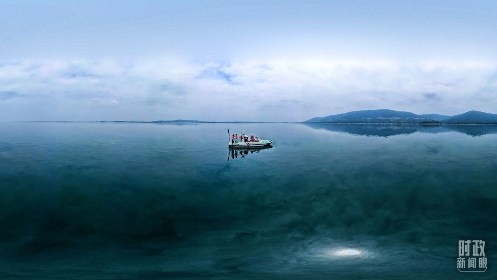 丹江口水庫(kù)，工作人員正在采集水樣。（總臺(tái)國(guó)廣記者李晉拍攝）