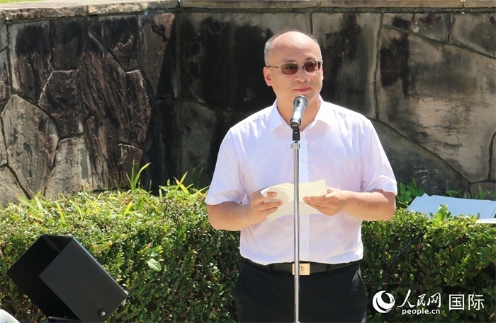 昆明市副市長安恩法在紀念儀式上致辭。人民網(wǎng) 許可攝