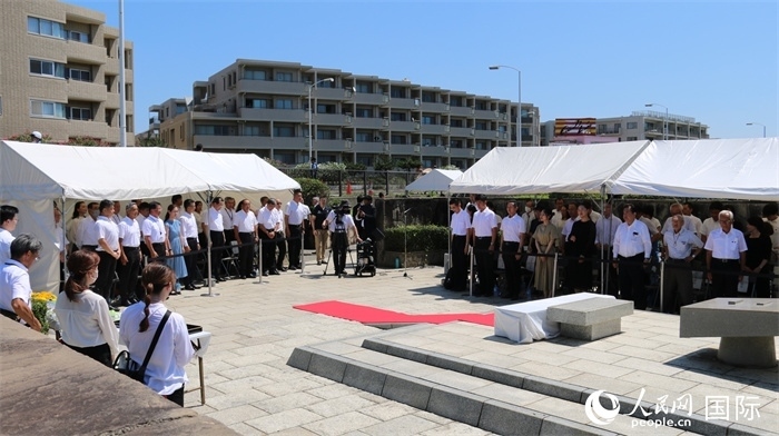 參加紀念活動者全體起立默禱。人民網(wǎng) 許可攝