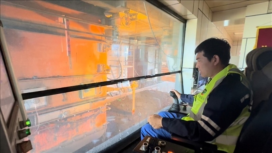 國家電投內(nèi)蒙古公司南露天煤礦裝車站司機(jī)石繼立的操縱下，一次性60噸的煤炭穩(wěn)穩(wěn)裝入車廂。人民網(wǎng) 金洪花攝