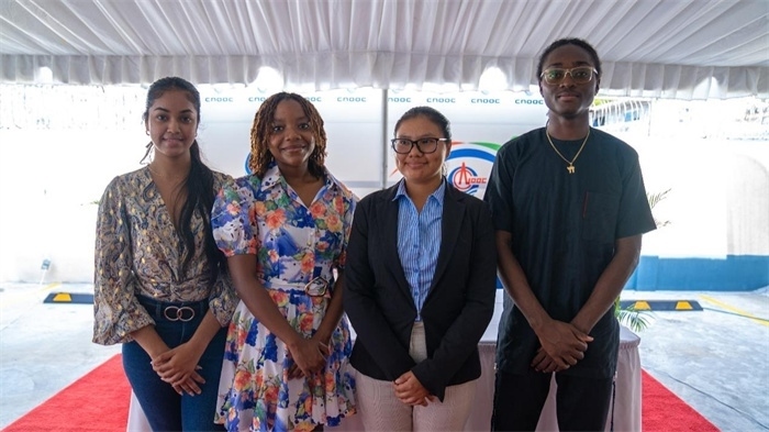 四名獲得中海油獎學(xué)金的學(xué)生合影。中海油圭亞那有限公司供圖