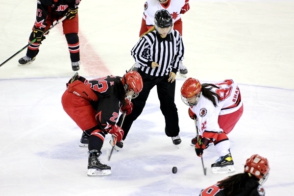 北京隊球員呂悅(左)與上海隊球員黃滟爭球。人民網(wǎng)記者 胡雪蓉攝