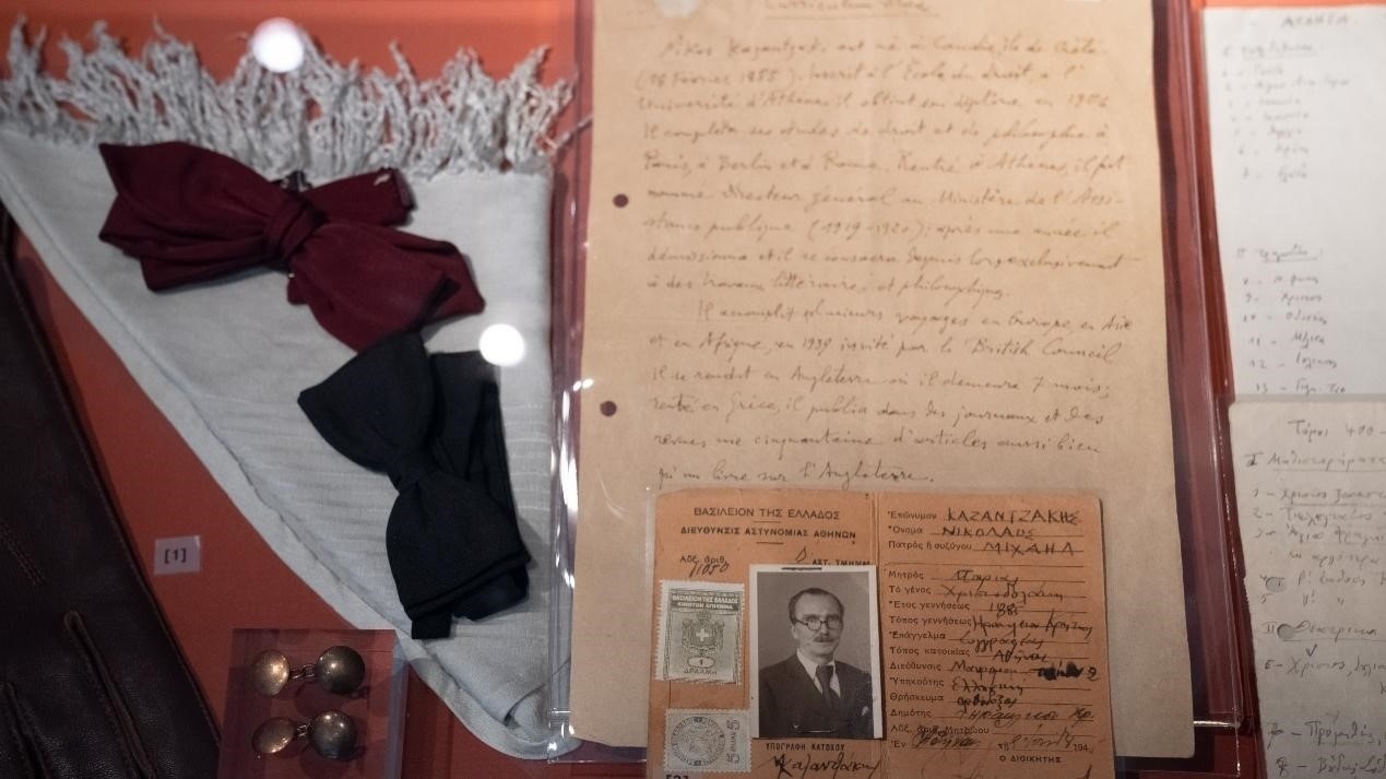 卡贊扎基斯的法語簡歷。人民網(wǎng)記者 葛泰佚攝