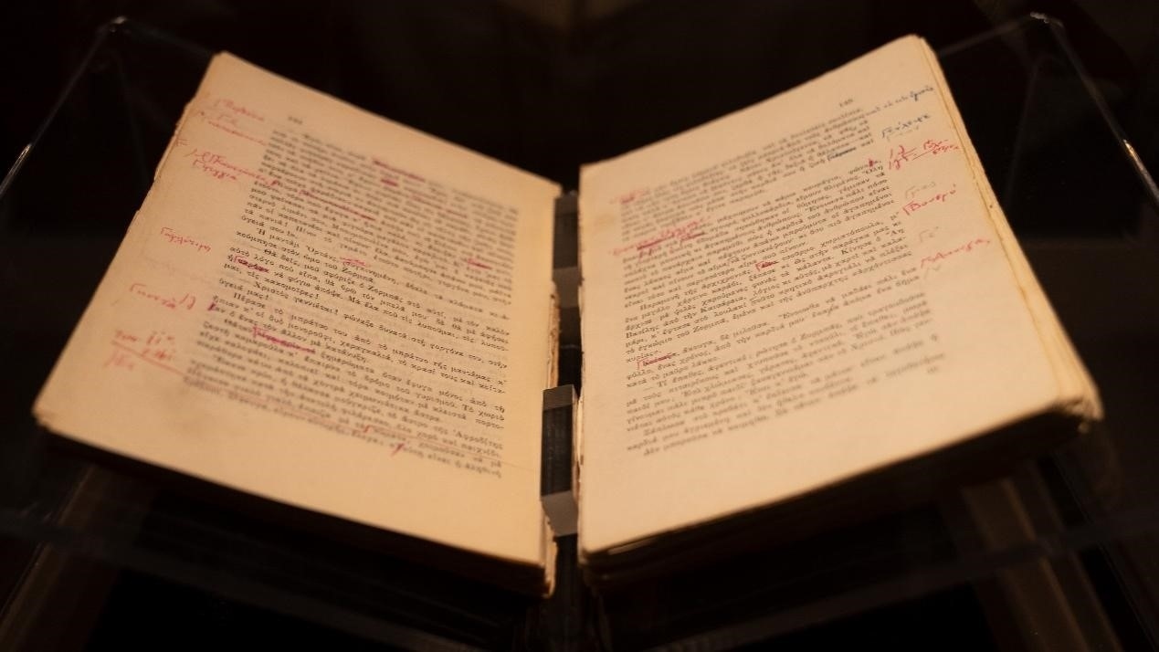 《希臘人左巴》初印后，卡贊扎基斯的修改批注。人民網(wǎng)記者 葛泰佚攝