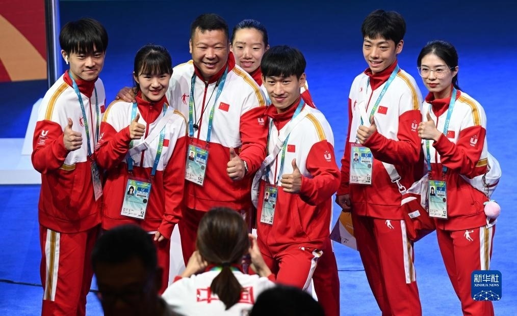 7月22日，中國(guó)代表團(tuán)部分成員在歡迎儀式后合影。新華社記者 王曦 攝