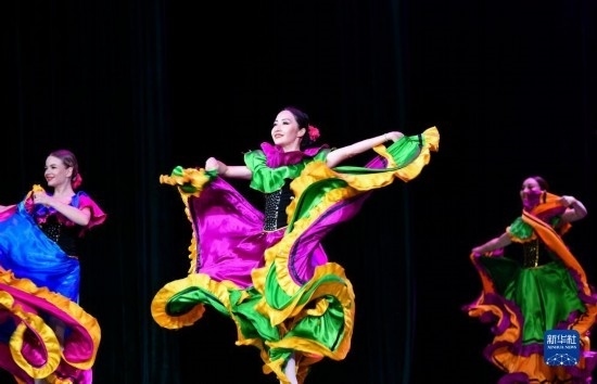 7月21日，哈薩克斯坦薩爾塔納國(guó)家舞蹈團(tuán)的演員在演出。