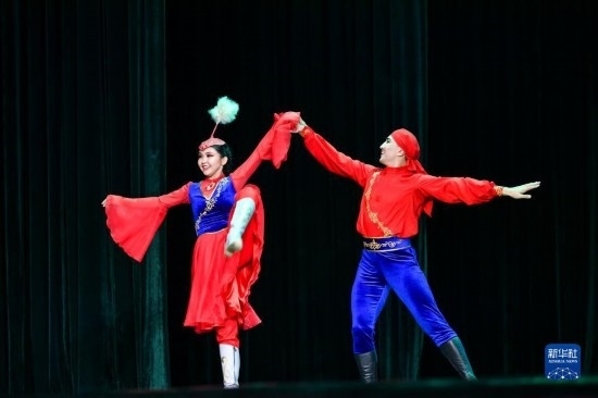 7月21日，哈薩克斯坦薩爾塔納國(guó)家舞蹈團(tuán)的演員在演出。