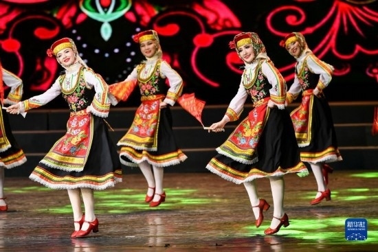 7月21日，哈薩克斯坦薩爾塔納國(guó)家舞蹈團(tuán)的演員在演出。