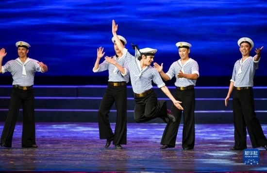 7月21日，哈薩克斯坦薩爾塔納國(guó)家舞蹈團(tuán)的演員在演出。