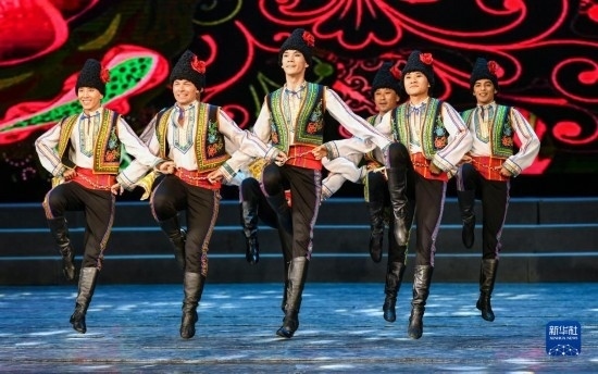 7月21日，哈薩克斯坦薩爾塔納國(guó)家舞蹈團(tuán)的演員在演出。