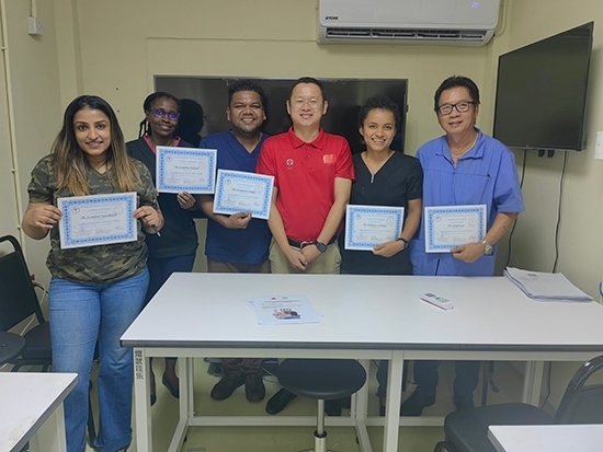 醫(yī)療隊(duì)成員與部分學(xué)員合影。第18期援圭亞那醫(yī)療隊(duì)供圖