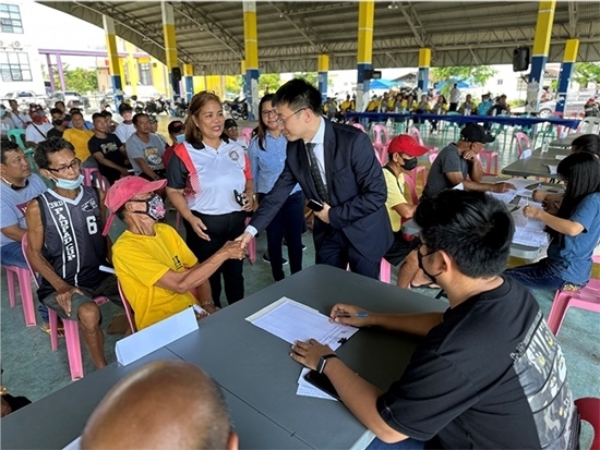 中方與菲方一道將中國(guó)援菲化肥分發(fā)至菲農(nóng)戶手中。中國(guó)駐菲律賓大使館供圖